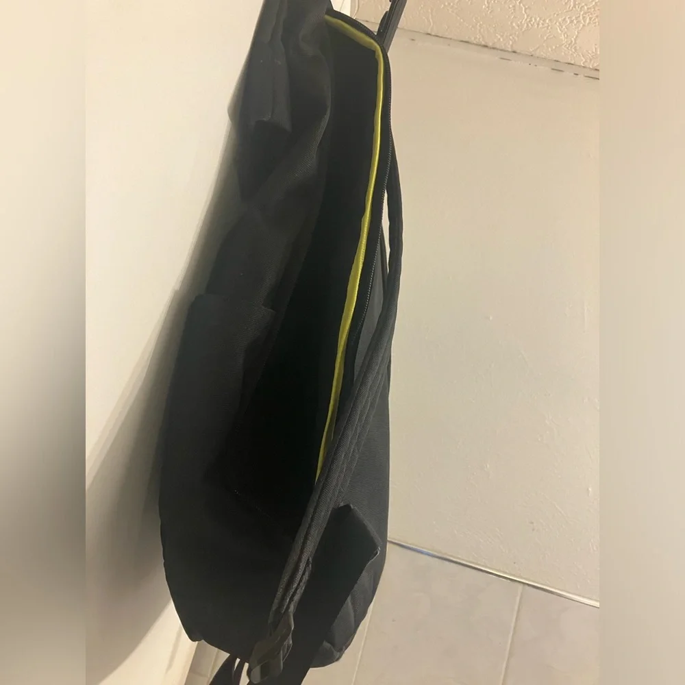 Timbuk2 tuck laptop backpack in black with lots of interior & exterior pockets